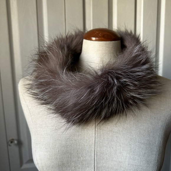 Fur collar (silver fox) with Velcro closing and velvet lining. - Picture 1 of 5